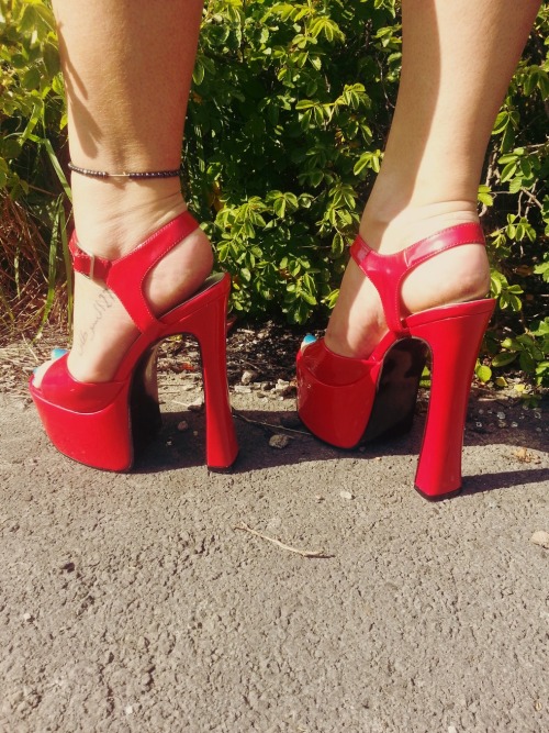 sole-girl:  Cant wait for you to come and get all down and dirty with my new red hot heels….&