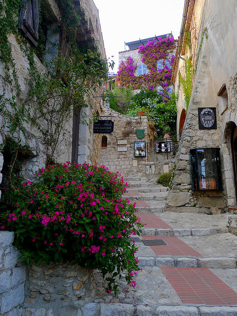 Picturesque streets of Èze, Côte d’Azur, France (by jsmjr).