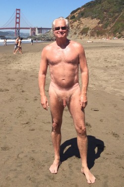 bobsnakedguys2:  Always happy to post a nice guy naked! (no bathroom mirror selfies please!) 