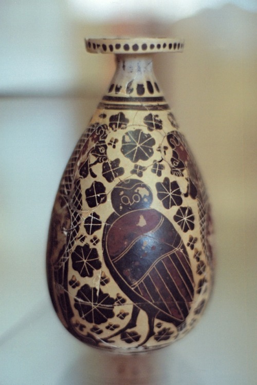 An owl with lions and floral decorations.  Early Corinthian alabastron, attr. to the Red Dot Painter