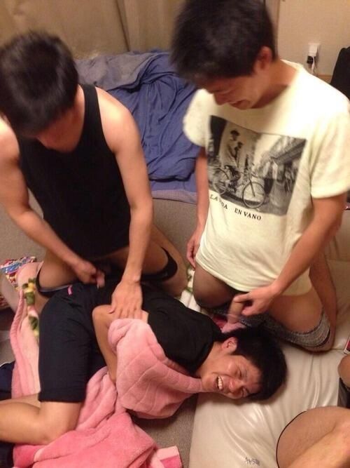 amateurguyshowoff:  Asians mens have no complexes ! For our joy ! :p