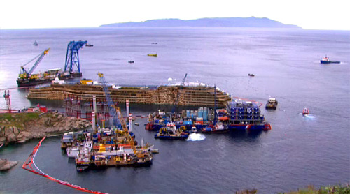 finofilipino:  Así luce el Costa Concordia ya enderezado.  