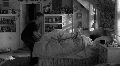 Minha mãe tentando me tirar da cama :