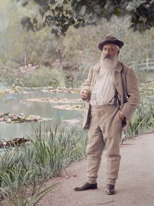 proleutimpressionists: painters-in-color: Claude Monet in his garden at Giverny, summer 1905. Photog