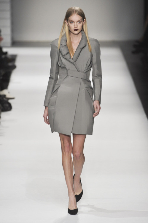 unes23 - Lindsay Ellingson at Hussein Chalayan FW09