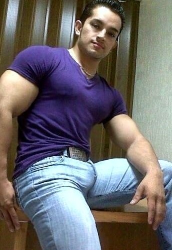 Hot Jean Bulges