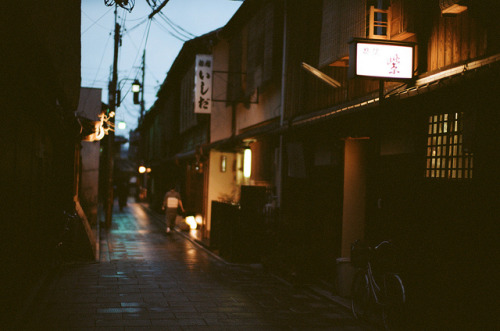 dreams-of-japan: 祇園 (Gion) by kla+ on Flickr.
