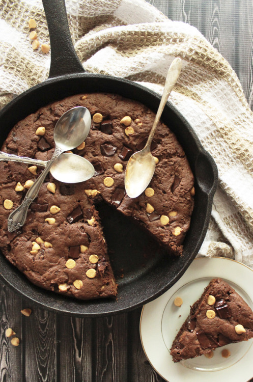 verticalfood:  Double Chocolate & Peanut Butter Skillet Cookie 