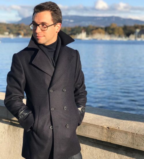 Enjoying some sun in front of the lake in Geneva, sporting the @starkandsons peacoat  #wiwt #lookboo