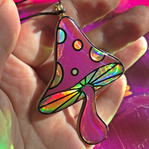 trippy holo mushroom pendant ;3;shop here (｀・ω・´)ｂｸﾞｯ ♡