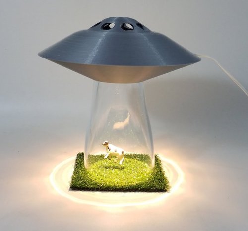 j03y67: spacefrog23: sparklezoi: aamericanotaku: sixpenceee: Alien night light: Features a cow 