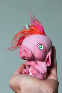 psychoren:  archiemcphee:  Dutch artist Lydia Dekker’s awesome sculptures are both Horrible and Sweet. [via Sweet Station]  omg i love these so much!  