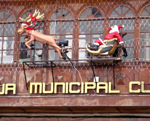 Decoración de Navidad, Santa Claus con un solo reno, Caja Municipal Cusco, Perú, 2010.I guess the An