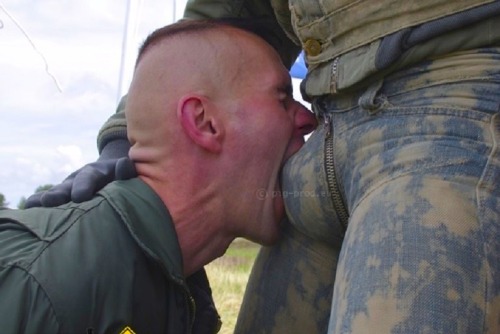 69mymounth4you69:  jeanscumpig:  Heerlijk  lekker,geil ten alle tijde bereid dezen lekeren geilen lu