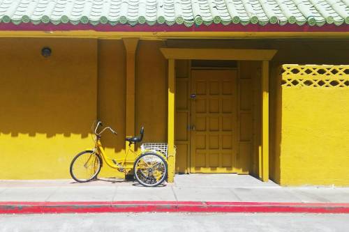  . . . #yellow #newport #newportbeach #balboaisland #yellowbike #bicycle #bike #yellowwall #bright #