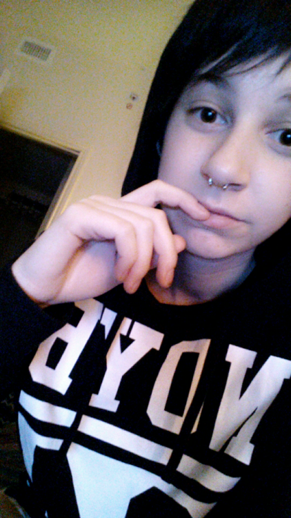 grumpy-chan: I wear this sweat shirt far too often No makeup selfies from my friends room