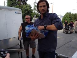 nino-possy:  Jared giving out water on Supernatural