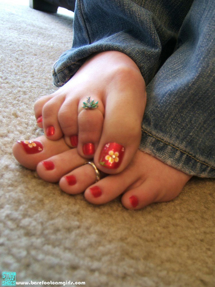 feetplease:  Tempting with her delicious, suckable toes.