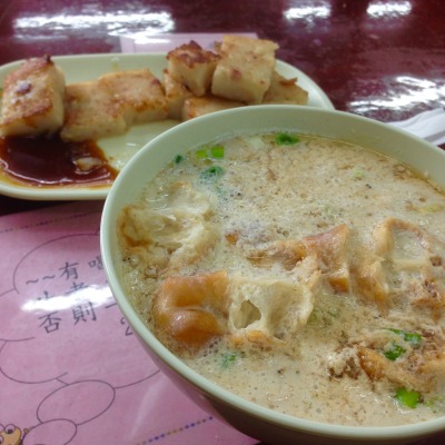 No better way to start the day with daikon cakes and savory soy soup at 宏記豆漿.