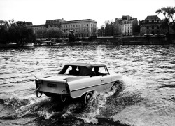 Alfred Eisenstaedt - Amphibious car crossing