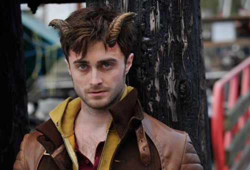 dbvictoria:  A year after his girlfriend is brutally murdered, a young man wakes up with devil horns. The man is Daniel Radcliffe, star of Horns, the movie based on the bestselling book by Joe Hill. (x)  Sounds interesting, I’ll have to keep an