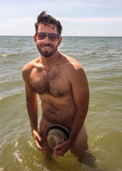 sweatyhairylickable:    http://sweatyhairylickable.tumblr.com for more hairy sweaty dudes!   