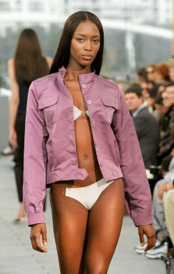 vintagewoc: Naomi Campbell at Louis Vuitton (S/S 1999)