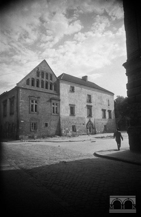 lamus-dworski:  Kraków, Poland photographed between 1945-1949 by Henryk Hermanowicz. Images via Muzeum Historyczne Miasta Krakowa. 