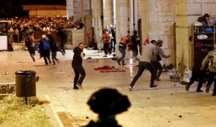 Scontri tra palestinesi e israeliani nella spianata delle moschee: 220 feriti
Diffuso un filmato degli incidenti che mostra come le forze di sicurezza israeliane sparano una granata verso la moschea di Al-Aqsa per poi chiudere le porte della moschea...