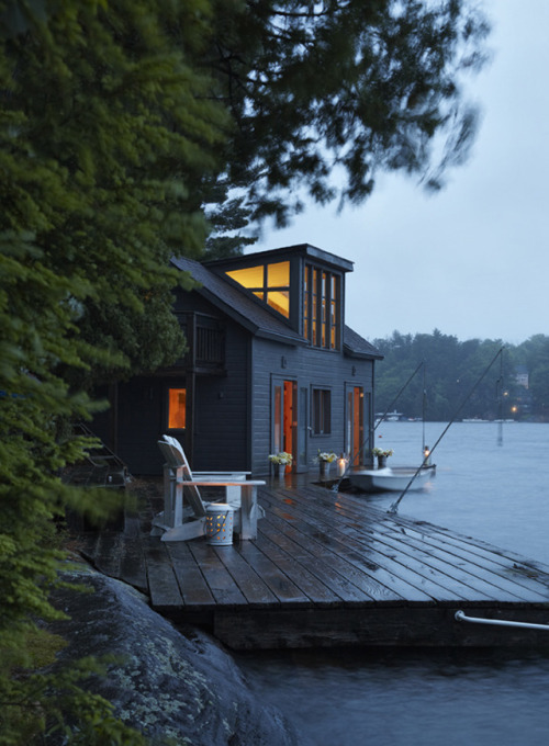 travelintweeter: Cool fishing cabin