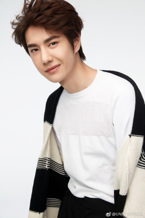 UNIQ_OFFICIAL: 在黑白间穿梭游走，诠释酷感与温柔。 昨天的帅照嫌太少，那今天的呢？ 美好的周末，从感受 #王一博# 的美颜暴击开始 UNICORN们，周末愉快～ @时尚cosmo air