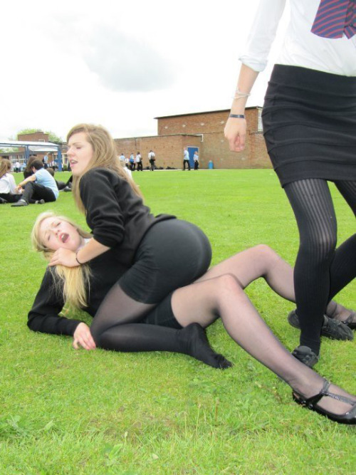 zack1952:schooluniformfashions: Fashionable school girls at play. Girls will be Girls, You Gotta Lov