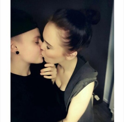lesbiann-cutiess:  👭 