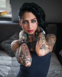 hellothierrybretonfan:  altmodelgirlcrush2:Curly Ink t b