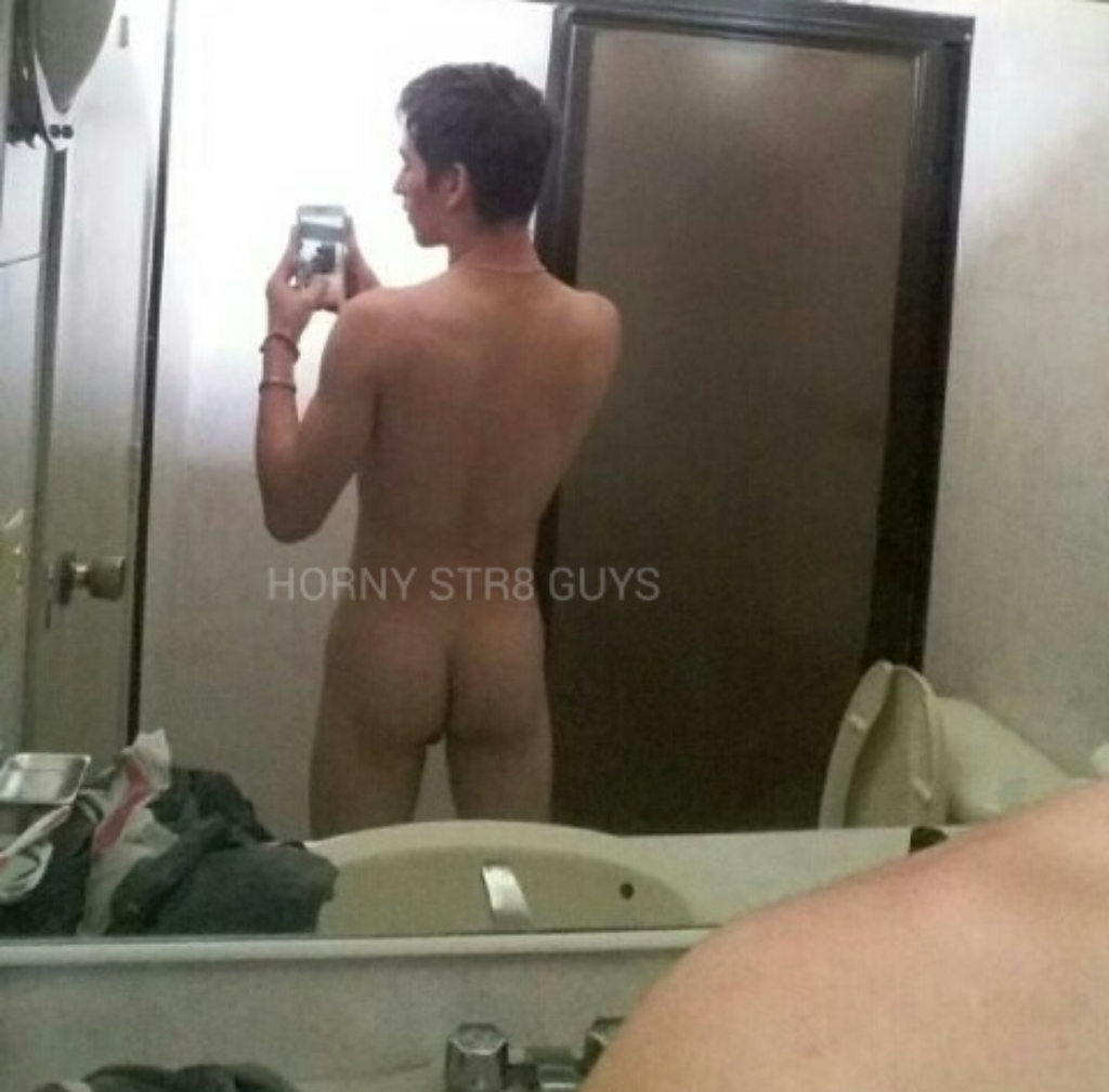 hornystr8guys:  Daniel / 25 años / Campeche  Casi comienza el fin de semana y aquí