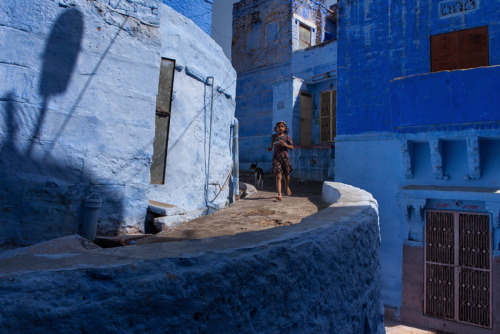 baijara:nubbsgalore:the indian city of jodhpur, otherwise known as the blue city, located in the centre of rajasthan. photos by (click pic) marji lang, adam rose, jim zuckerman, mahesh balasubramanian and steve mccurry  arabaean inspi