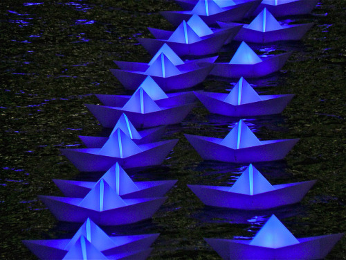 showslow:Voyage: A Fleet of 300 Illuminated Boats in Canary Wharf by Aether & Hemera