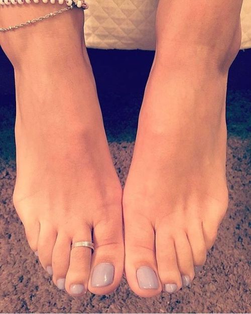 jfc223: @katesfeet #pies #pied #pieds #piedini #pés #pezinhos #pesfemininos #feet #foot #yogafeet #f