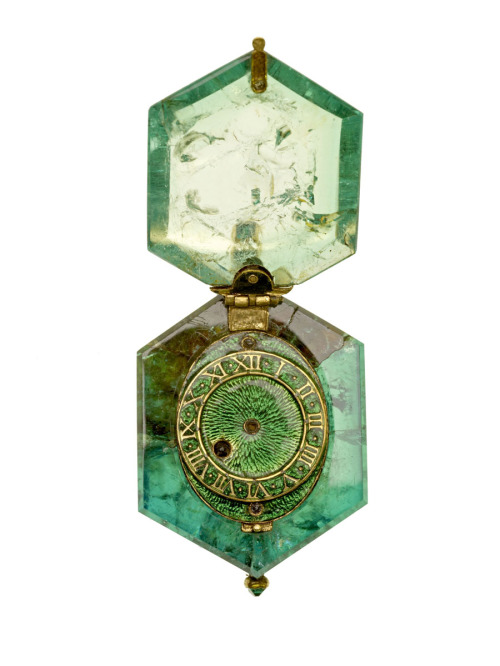 lostile:The watch, set into a single Colombian emerald crystal, dates from around 1600 and was disco