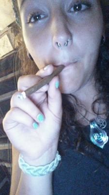 justatrippyhippie:  Rolled a fat ass blunt ✌ 