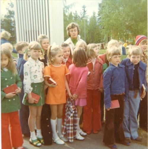 kalories:  underagedgroupie:   Grade School, 1975  these 8 year olds have better