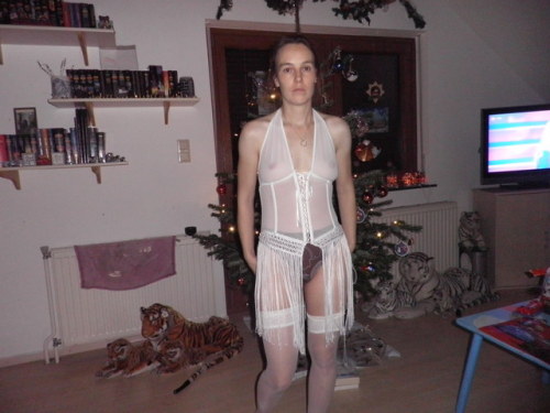es1on:wenn daniela rickers wieder so vor dem baum steht, dann freu ich mich schon riesig auf weihnac