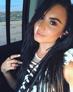 dlovato-news:  ddlovato: Can’t wait for the #NoPromises video to come out.. I’m sure @hannahluxdavis killed it!! She’s basically a genius. 💗💗💗