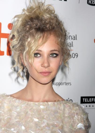 thecityofangelsss:  yellowshoesblues: Juno Temple på We Heart It - http://weheartit.com/entry/25859603