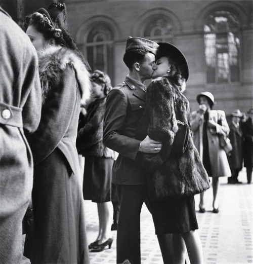 missarolp:   An American soldier kisses his girlfriend goodbye at Penn Station, New York, 1944. 