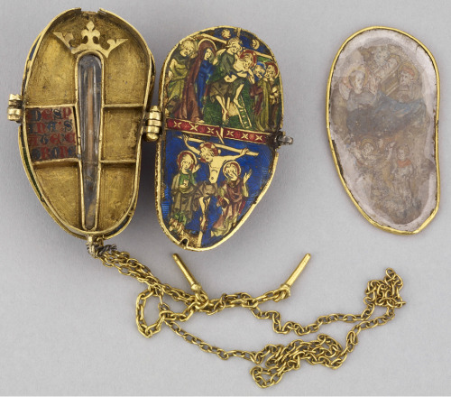 animus-inviolabilis:Reliquary Pendant of the Holy ThornGold, enamel (basse-taille)French, ca. 1340
