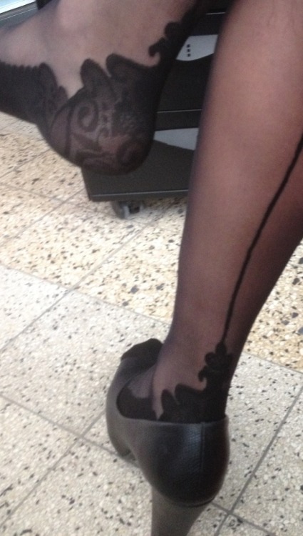 tammyslegs: My sexy legs and feet ar proud to present you this seamed pantyhose :-) Kisses Tammy