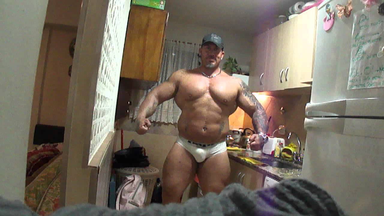 roidsville-zoo:  Diego Raschio 300 lbs   click here to see the VIDEO 