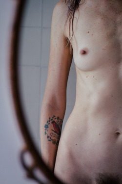 sugarmagnohlia:  new mirrors (self portrait)