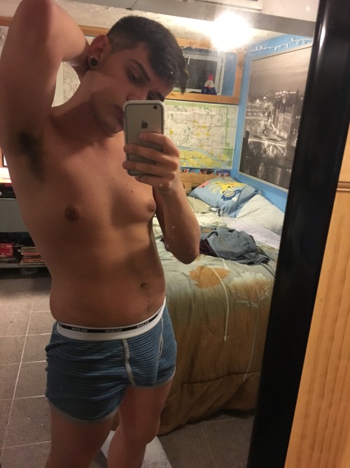 lame-alien-boy:  enjoy these risqué pictures of me